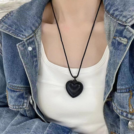 Temperament Black Love Necklace Fashionable And Advanced