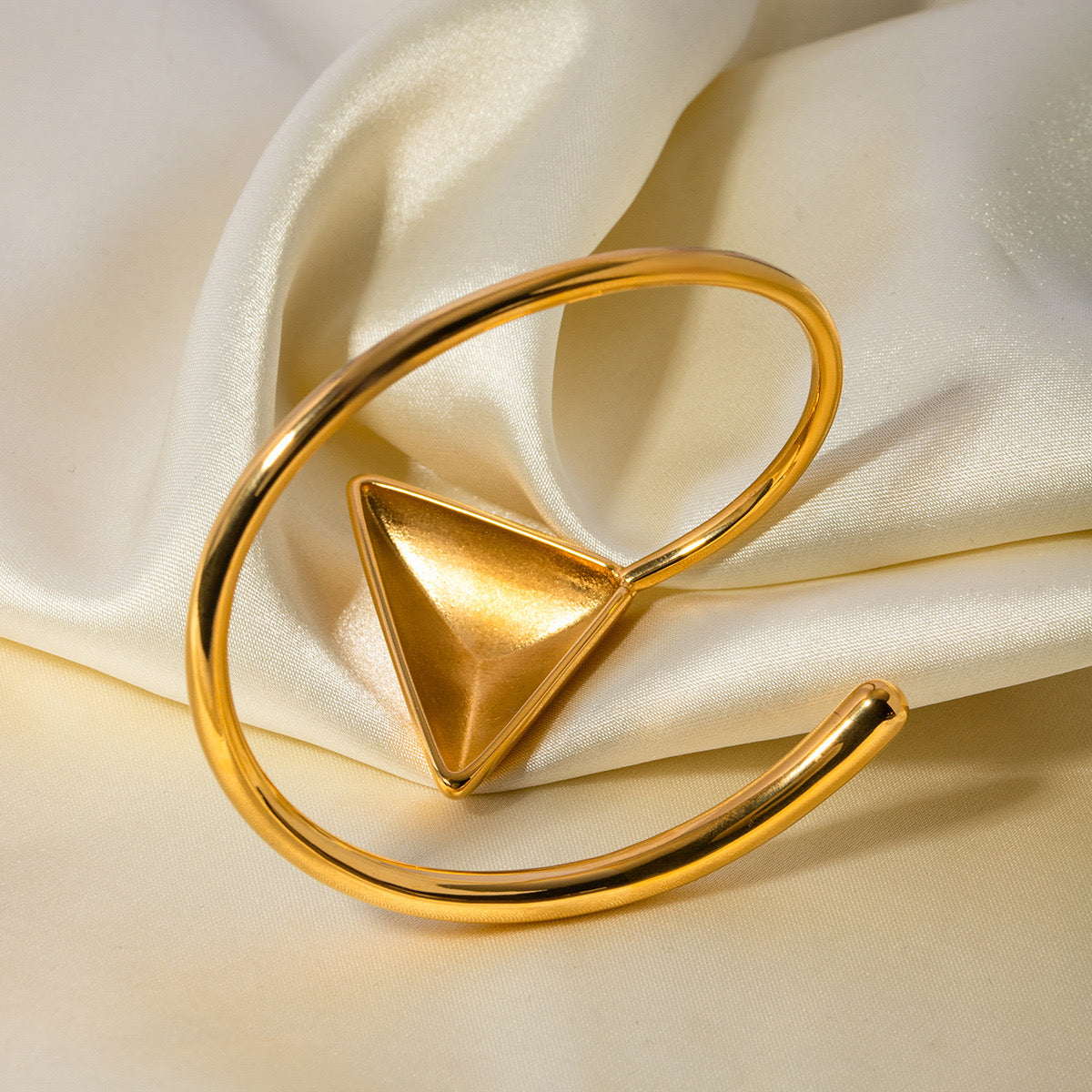 Simple And Sophisticated High-End Gold And Silver Triangle Bracelet