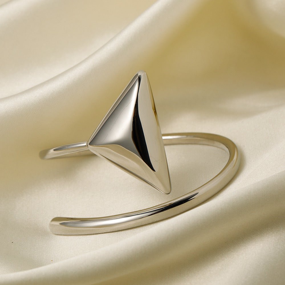 Simple And Sophisticated High-End Gold And Silver Triangle Bracelet