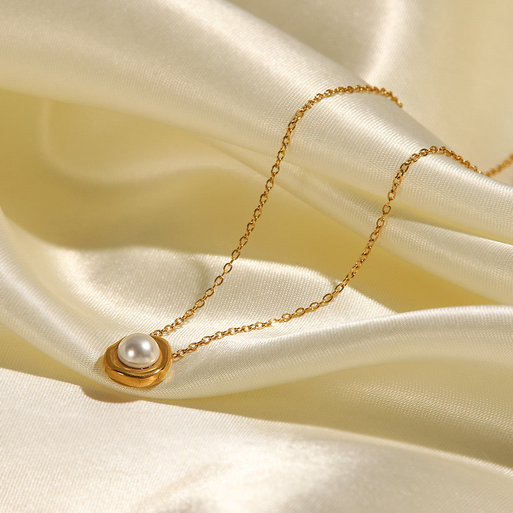 High-End Aesthetic White Pearl Minimalist Gold Necklace