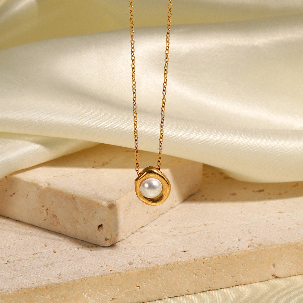 High-End Aesthetic White Pearl Minimalist Gold Necklace