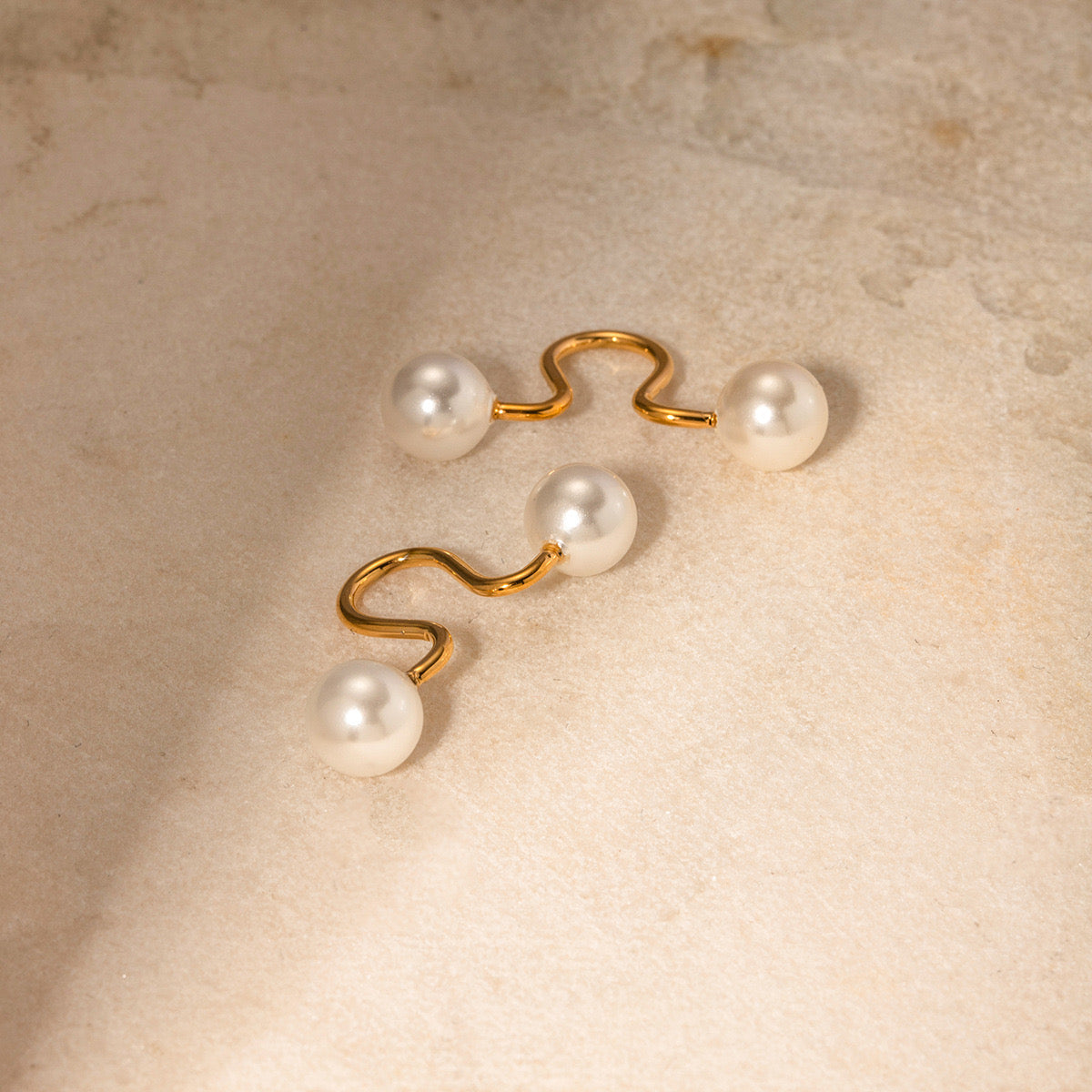 Advanced New Simple Pearl Curved Niche Earrings Small Exquisite Fashion Gold Earrings