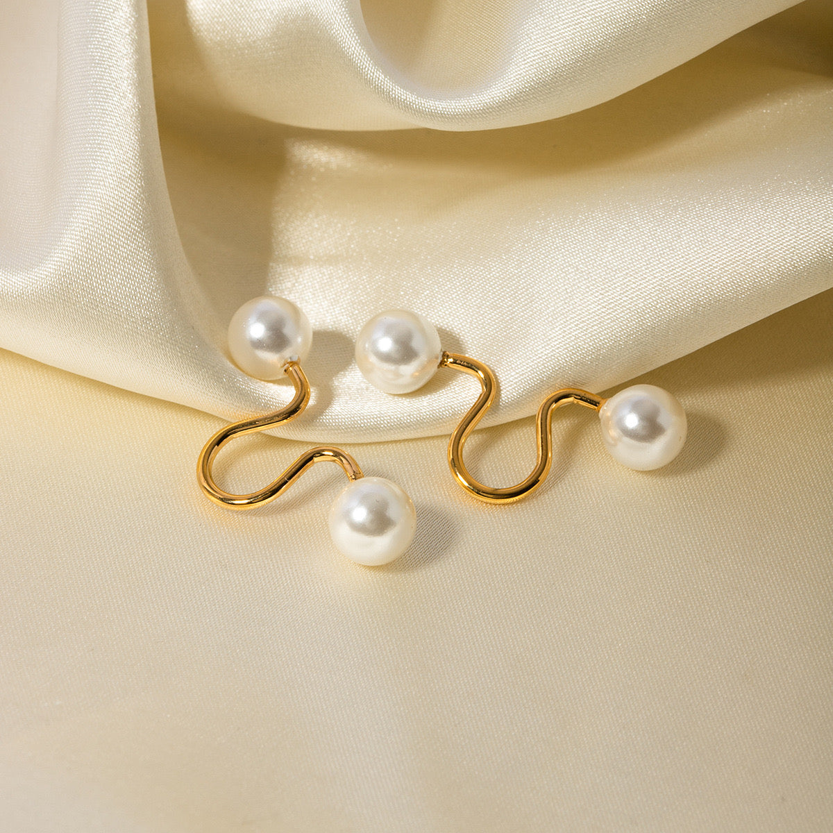 Advanced New Simple Pearl Curved Niche Earrings Small Exquisite Fashion Gold Earrings