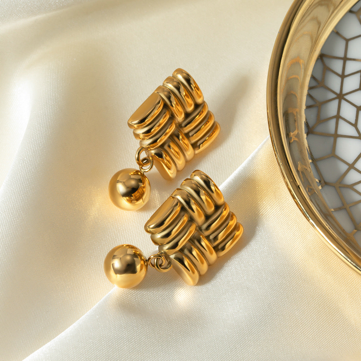 High-End New Niche Square Striped Biscuit Earrings Small And Exquisite Fashionable Gold Earrings