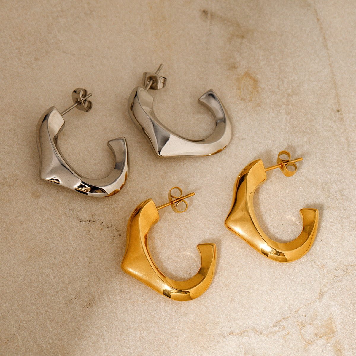 Luxurious High-End Gold Earrings With Shiny Niche Design