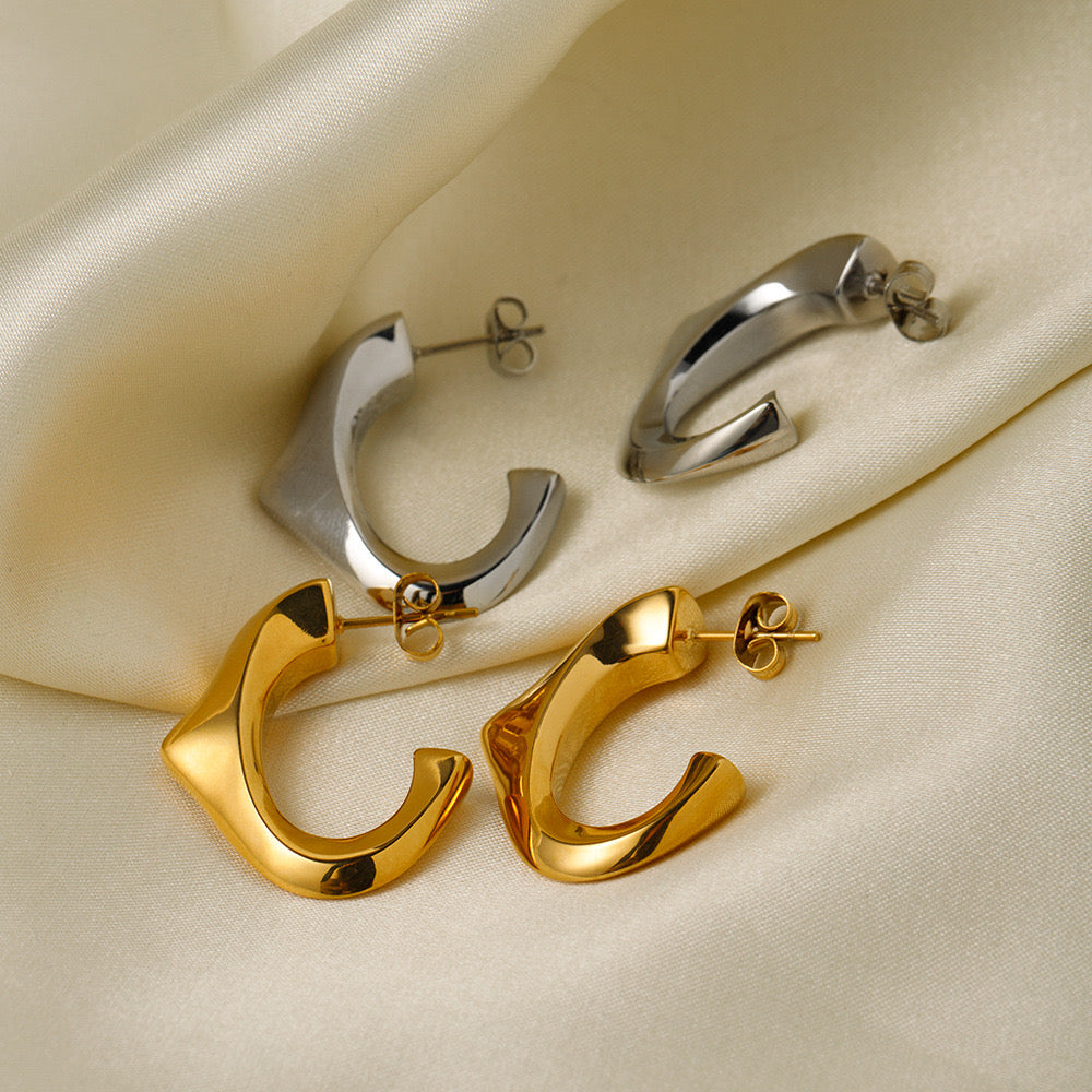 Luxurious High-End Gold Earrings With Shiny Niche Design