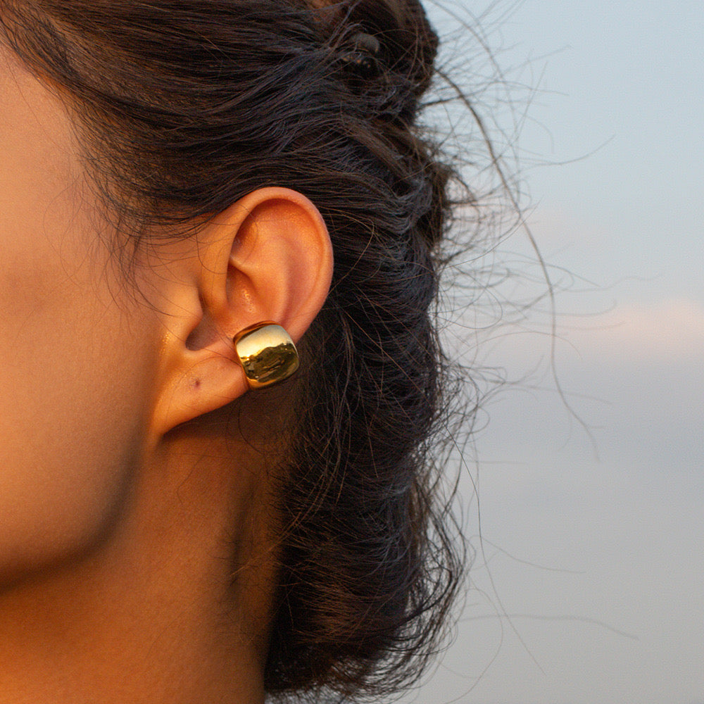 Elegant Round Gold Earrings For Women With Niche Design And Light Luxury