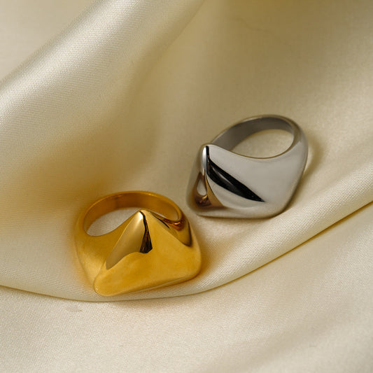 New Golden Glossy Temperament High-Grade Triangle Ring