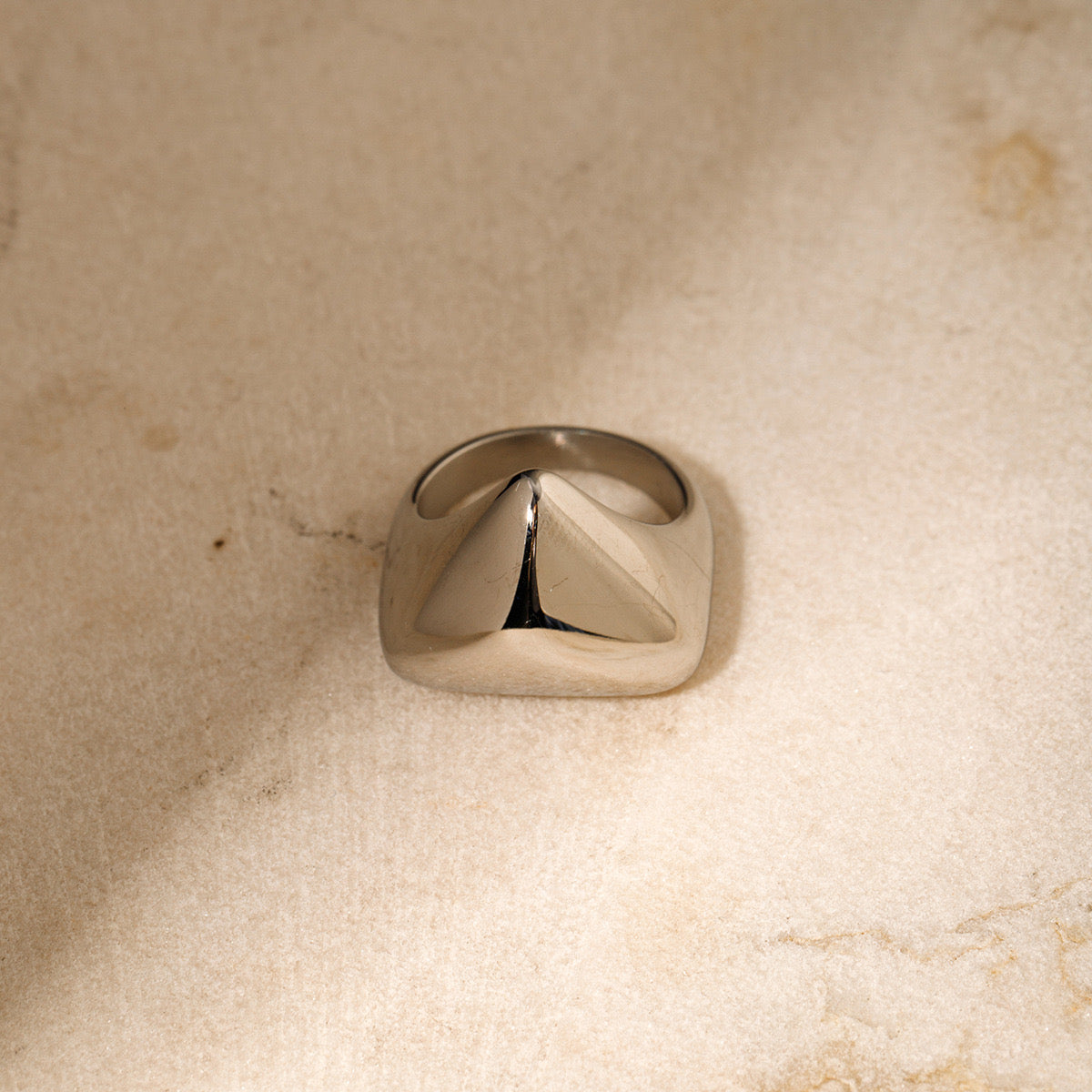 New Golden Glossy Temperament High-Grade Triangle Ring