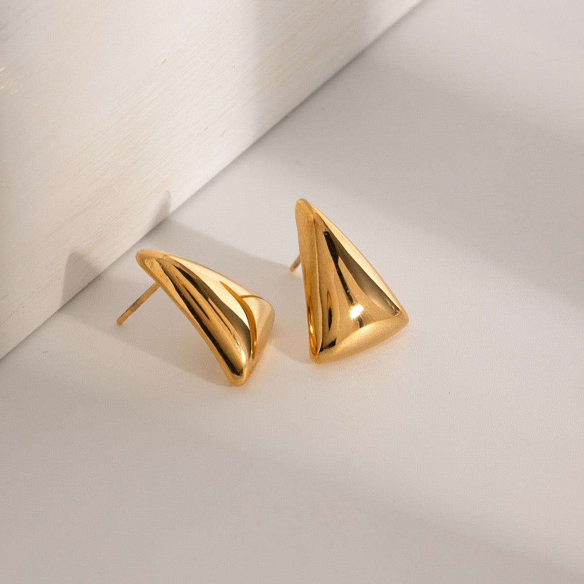 High-End Light Luxury Simple Fashion Shiny Triangle Earrings